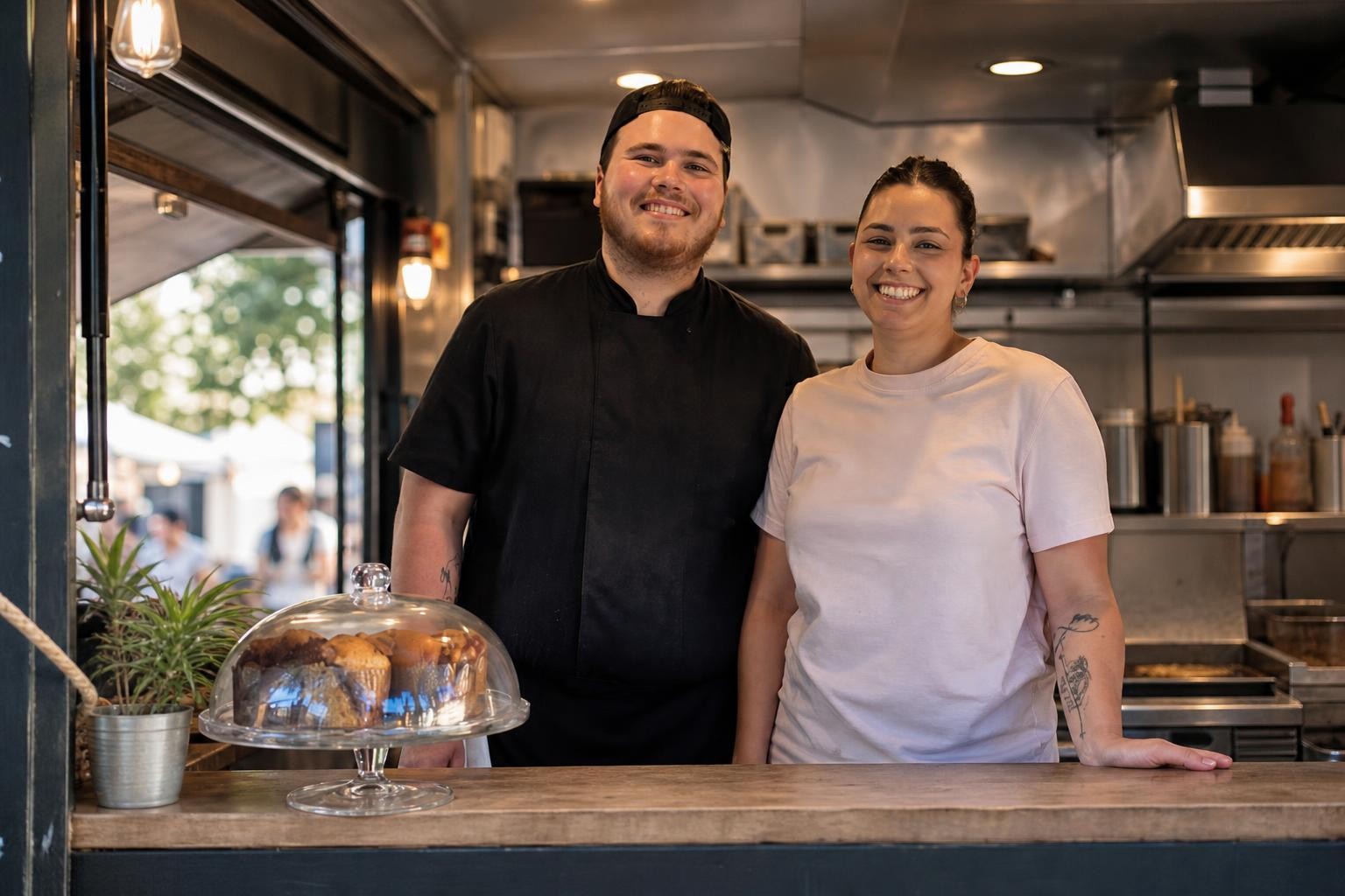 Évocation du lancement de LM Burger par Ludovic Cazenave Scène évocatrice de la cuisson d’un burger dans un food truck, galette de viande sur un grill professionnel, spatule et vapeur