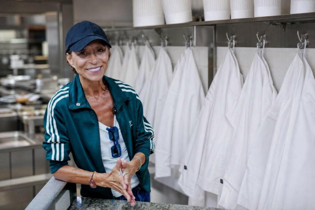Scène évocatrice de vestes de chef et toques alignées pour illustrer la reconnaissance des femmes chefs