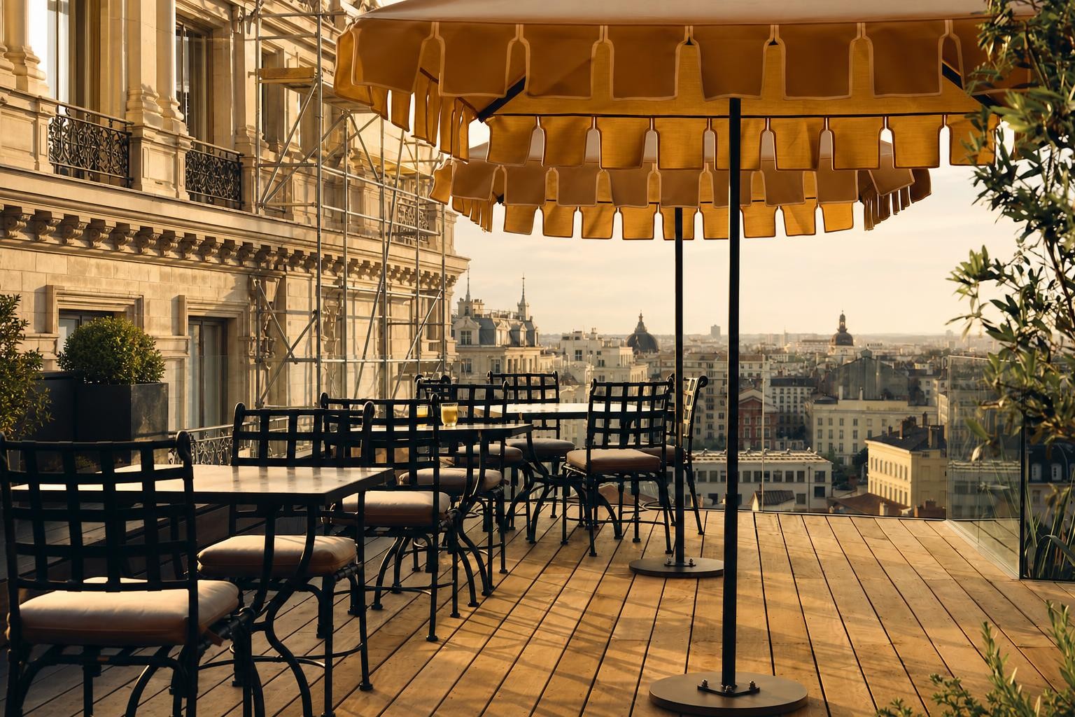 Illustration de l’inauguration post-rénovation d’un hôtel classique Façade en pierre claire d’un hôtel classique avec échafaudage partiellement retiré, lumière dorée, architectural générique