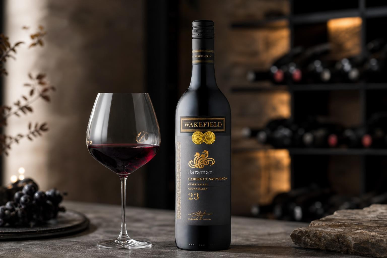 Scène évocatrice d’un verre de vin rouge profond sur un plan de pierre, illustrant le lancement d’un Cabernet Sauvignon en édition limitée